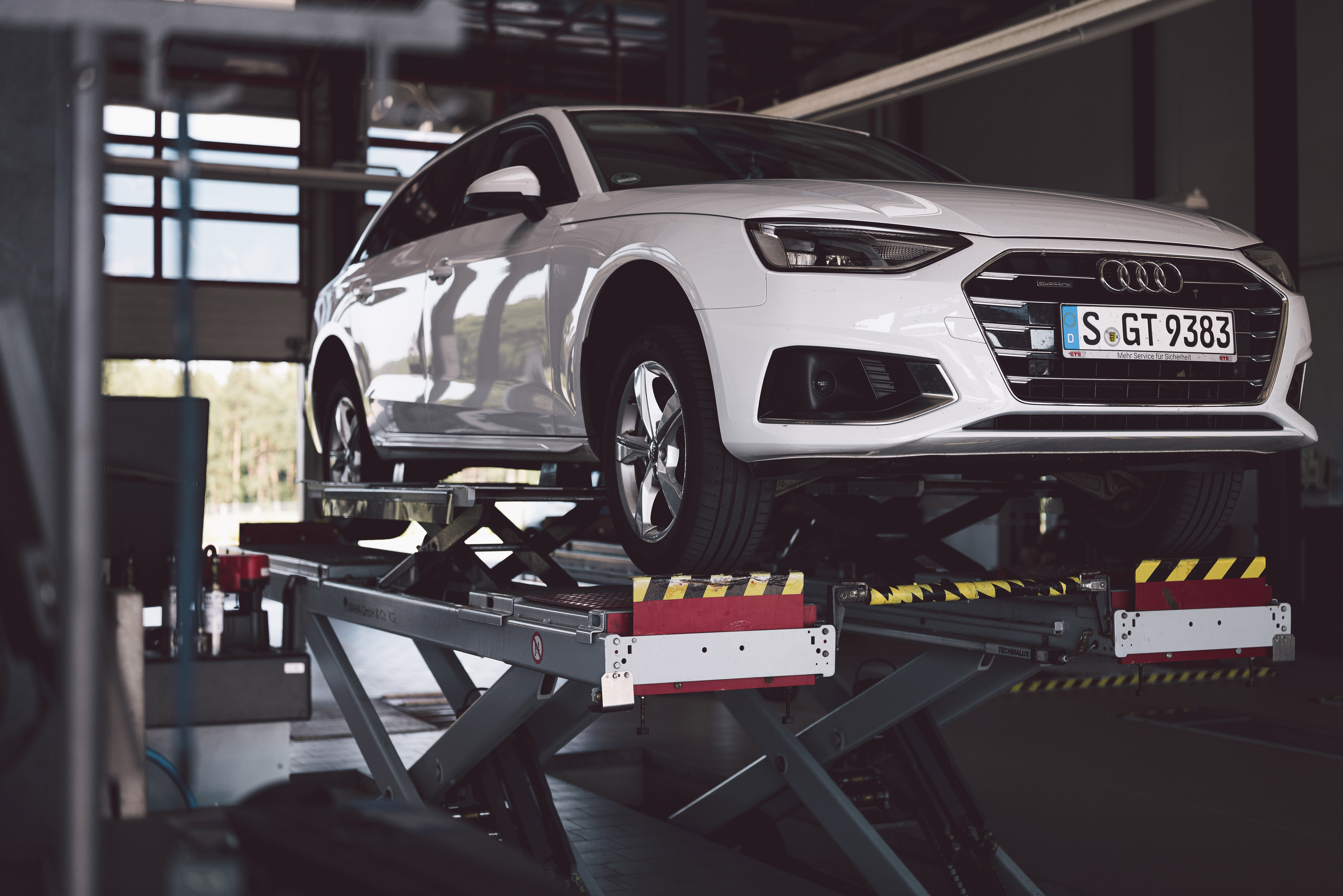 Fahrzeug auf Hebebuehne im GTÜ Prüfzentrum